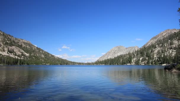 Hermoso Día Verano Cielo Azul Toxaway Lake Gran Lago Alpino — Vídeo de stock
