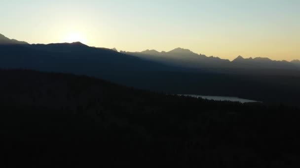 Sunset Jagged Peaks Sawtooth Mountains Yellow Belly Lake Idaho Aerial — стоковое видео