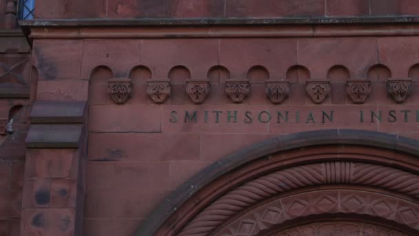 Słowa Smithsonian Institution Napisane Metalowymi Literami Nad Łukiem Wejściowym Budynku — Wideo stockowe
