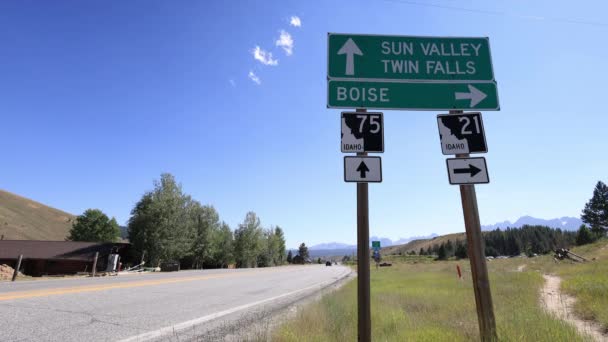 Znak Drogowy Stanley Idaho Gdzie Spotykają Się Autostrady Stanowe Strzałki — Wideo stockowe