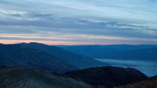 カリフォルニア州デスバレー国立公園のダンテの眺めから見たパナミント山脈と望遠鏡ピークを照らす朝の日差しのタイムラウンド — ストック動画