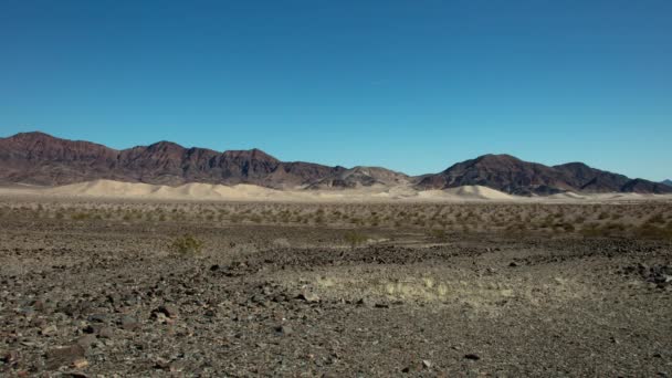 加利福尼亚死亡谷国家公园的Ibex沙丘在白天的时间间隔 后面是鞍山山 — 图库视频影像