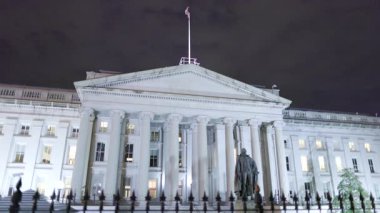 ABD Hazine Bakanlığı 'nın kuzey girişi ve Washington, D.C.' deki Albert Gallatin heykeli gece çekimleri sırasında görüldü.