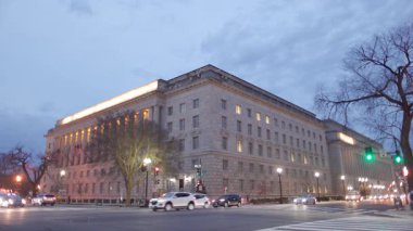 Birleşik Devletler Ticaret Bakanlığı Herbert C. Hoover Binası, Washington, DC 'de, NW Bulvarı ve 14. Cadde kavşağından görüldüğü gibi..