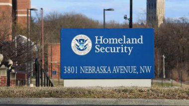 Washington, Washington 'daki Nebraska Bulvarı' ndaki merkezin girişindeki ABD İç Güvenlik Bakanlığı tabelasının yakın çekimi. Araç trafiği görüldü.