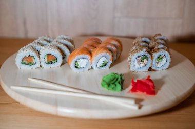 Ahşap tezgahın üzerine çok güzel bir suşi serdim.