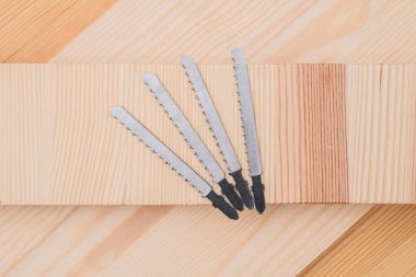 Tahta testereli elektrikli yapboz beyaz arka planda izole edilmiş.