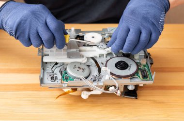 Bir adam ev aletleri için mikrodevreleri tamir eder ve lehimler.