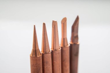 Cam masadaki lehimleme uçlarını kapat, gümüş arka plan lehimleme için gerekli ekipmanlarla.