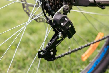 Bisiklet dişlileri, disk freni ve arka raydan çıkarıcı. Düğmeler direksiyonda.