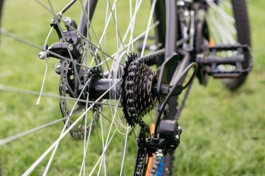 Bisiklet dişlileri, disk freni ve arka raydan çıkarıcı. Düğmeler direksiyonda.