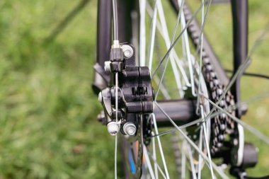 Bisiklet dişlileri, disk freni ve arka raydan çıkarıcı. Düğmeler direksiyonda.