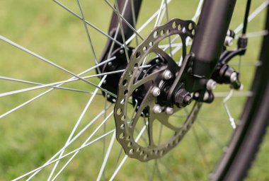 Bisiklet dişlileri, disk freni ve arka raydan çıkarıcı. Düğmeler direksiyonda.