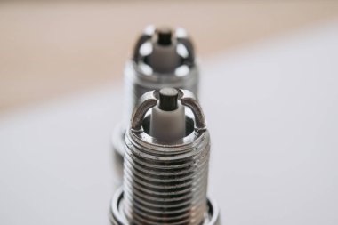 Araba servisi. Motorlu taşıtların yedek parçası olarak yeni bir buji seti. Motorun yakın çekimi için mum grubu