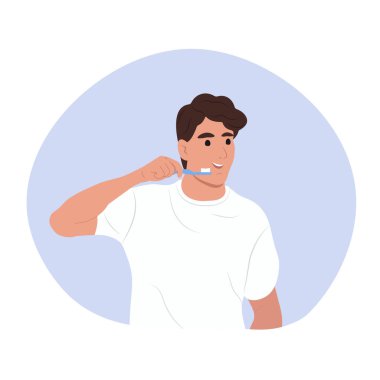 Dünya Ağız Sağlığı Günü. Gülümseyen genç bir adam dişlerine ve ağız boşluğuna dikkat eder. Bir adam dişlerinin ve diş etlerinin sağlığıyla ilgilenir..