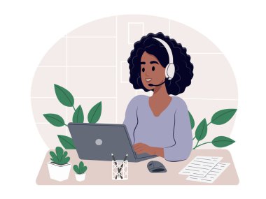 Merkezi ara. Ofiste iletişim ve destek için kulaklık takan bir kadın. Pazarlama acentesi anlaşmalar üzerinde çalışır, müşterilere danışmanlık yapar.