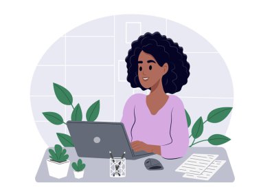 Bilgisayarın ofis masasında çalışan bir kadın. Masadaki Afrikalı Amerikalı kadın, çalışıyor ve internet kullanıyor. Vektör düz resimleme