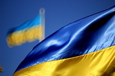 Ukrayna bayrağı, Ukrayna bayrağının arka planında rüzgarda gururla dalgalanıyor.