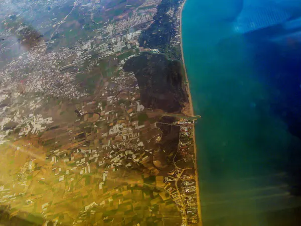 Kıyı ve deniz yukarıdan cam yoluyla