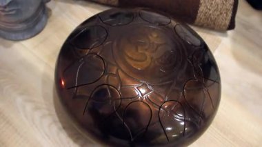 Videoda Hapi Dram bir mum ve Buda 'nın kafasının yanında.