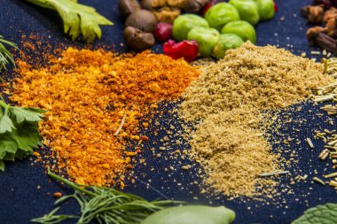 Baharat ve kakule bezelye, maydanoz ve derenin yanında.