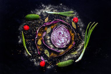 Siyah arka planda baharatlı çok renkli sebzeler.