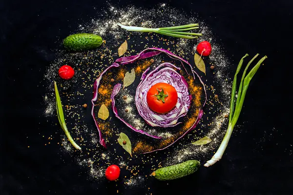 Flerfargede Grønnsaker Med Krydder Svart Bakgrunn – stockfoto