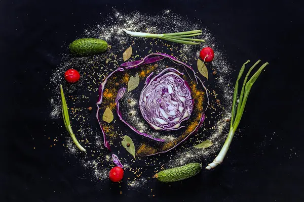 Flerfargede Grønnsaker Med Krydder Svart Bakgrunn Nærbilde – stockfoto