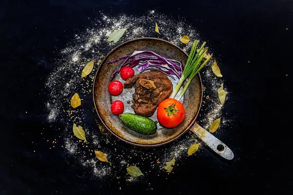 Liha Vihanneksilla Paistinpannulla Mustalla Pohjalla — kuvapankkivalokuva