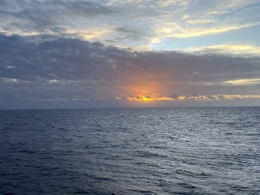 Açık denizin üzerinde şafak sökerken