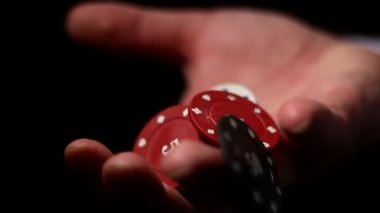 Bir adamın avucunda poker fişleri