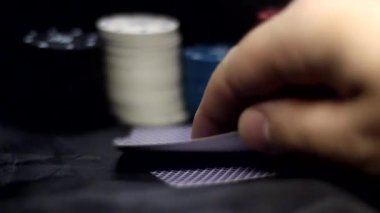 Video 'da erkek parmaklar siyah arkaplanda kartları topluyor