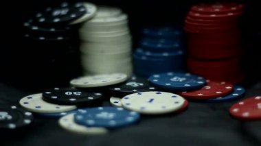 İki as çok renkli poker çiplerine kondu