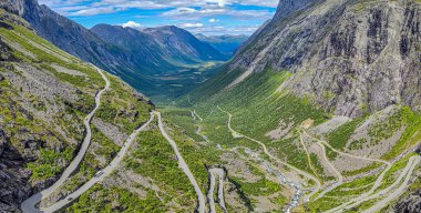 Gökyüzü, dağlar, tepeler ve Norveç 'teki Troll' s Staircase 'de yeşil ormanları olan uçurumlar.