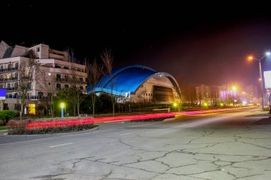 Yuzhny 'de gece vakti geçen bir arabanın uzun farları.
