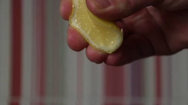 Bir adamın eli salataya limon sıkıyor.