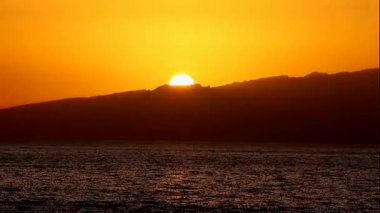 Güneş Tenerife dağlarının ardında batıyor.