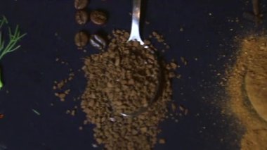 Video 'da çay kaşığı üzerine baharatlar