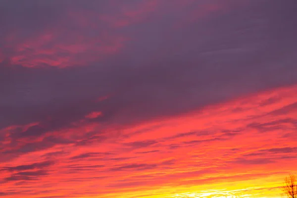 Paarse Zonsondergang Aan Hemel Met Wolken Achtergrond — Stockfoto