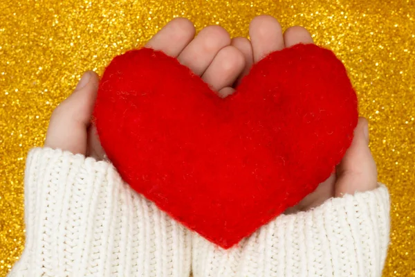 Kalp Şeklinde Kırmızı Kalpli Bir Kadın Eli — Stok fotoğraf