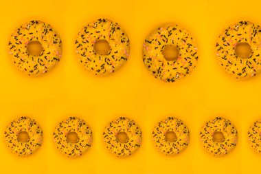 Renkli arka planda lezzetli jöleli donutlar. Üst Manzara. Metin için boş alan.