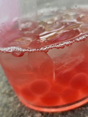 kırmızı şarap cam buz küpleri ile