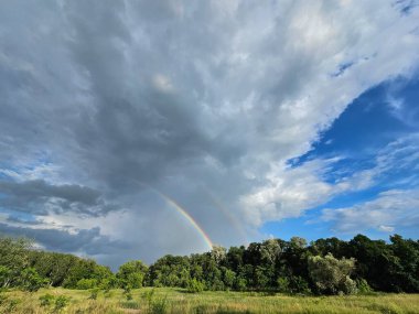 Gökkuşağı olan güzel bir manzara