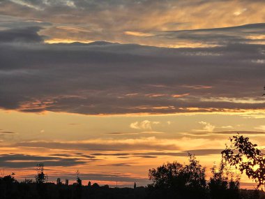 Şehrin üzerinde gün batımı