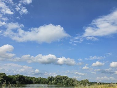Göllü güzel bir manzara.