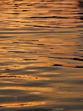 Denizin üzerinde güzel bir gün batımı