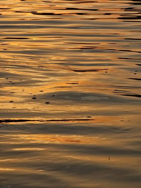 Denizin üzerinde güzel bir gün batımı