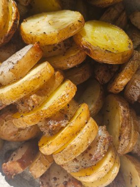 Patates ve kızarmış patates masada.