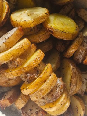 Baharatlı ve otlu kızarmış patates.