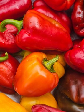 taze organik kırmızı ve sarı biber.